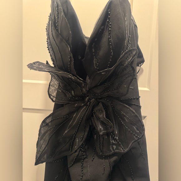 Elegant Black Evening Dress - Picture 6 of 7